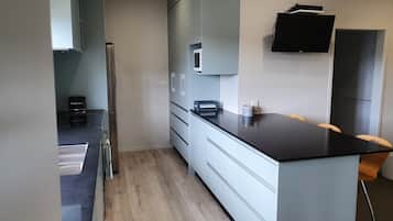 Comfort appartement | Privékeuken | Een magnetron, een koffiezetapparaat/waterkoker, een waterkoker