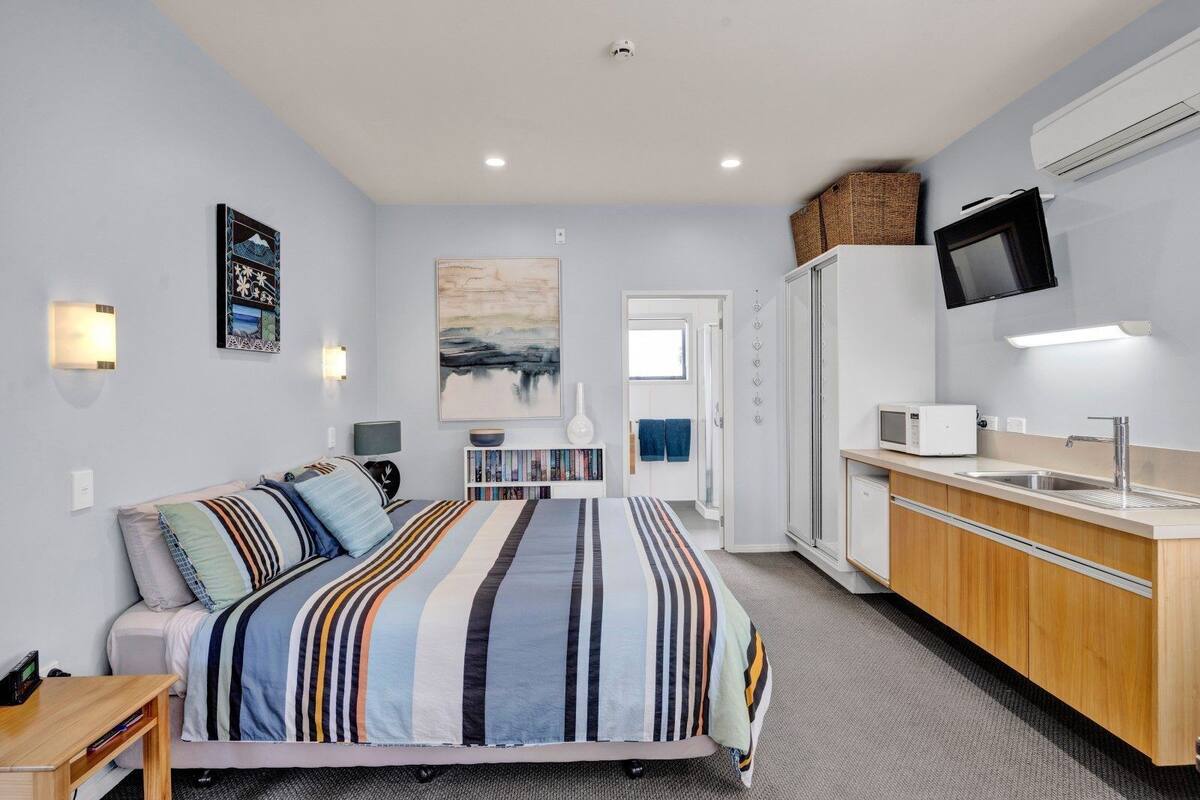 Comfort Studio | Laptop workspace, blackout drapes, iron/ironing board, free WiFi