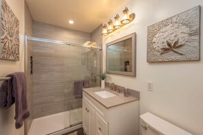 Hair dryer, towels, soap, shampoo - Spacious 4BR • Game Room • Fire Pit • Near Zoo (Chula Vista)
