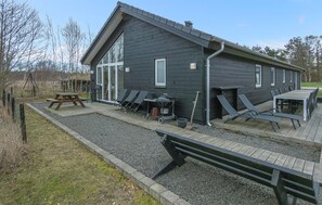 Outdoor dining - Lovely home in Glesborg with WiFi (Glesborg)