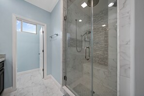 Douche, sèche-cheveux, bidet, serviettes fournies