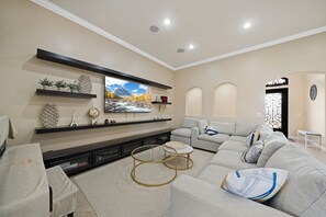 Smart TV - Spacious Single-Level Pool House Newly Remodeled Convenient Located 2,100 sqft+ (West Covina)