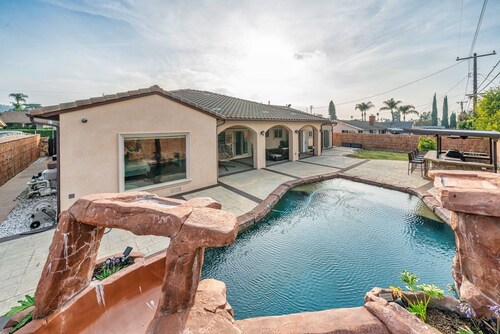 Spacious Single-Level Pool House Newly Remodeled Convenient Located 2,100 sqft+