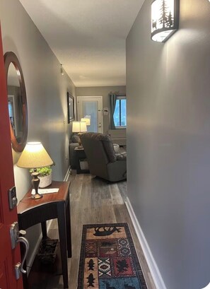Interior - Mountain View, near National Park, 7 minute walk to Gatlinburg strip. (Gatlinburg)