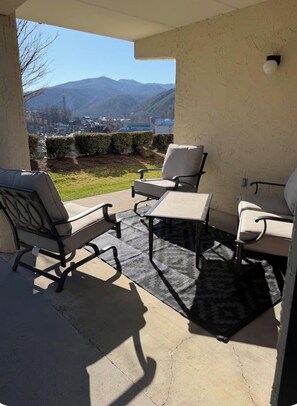 Terrace/patio - Mountain View, near National Park, 7 minute walk to Gatlinburg strip. (Gatlinburg)