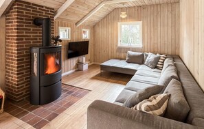 Smart TV, fireplace - Beautiful home in Ans By (Ans By)