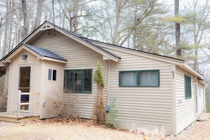 Exterior - Peaceful 2-bedroom cottage in charming Lincolnville, near lake, winery & Camden (Lincolnville)
