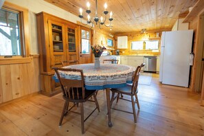 Dining - Peaceful 2-bedroom cottage in charming Lincolnville, near lake, winery & Camden (Lincolnville)