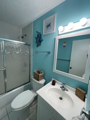 Hair dryer, towels, soap, toilet paper - Young's Plantation Paradise-steps away from beach (Gulf Shores)