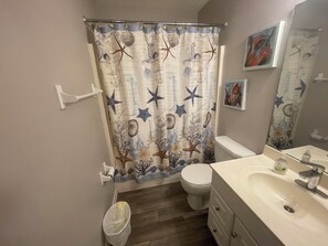 Hair dryer, towels, soap, toilet paper - Young's Plantation Paradise-steps away from beach (Gulf Shores)