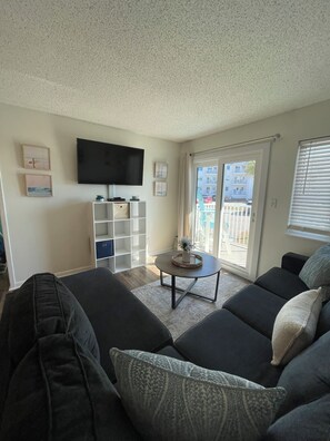 Living area - Young's Plantation Paradise-steps away from beach (Gulf Shores)
