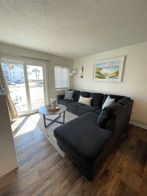 Living area - Young's Plantation Paradise-steps away from beach (Gulf Shores)