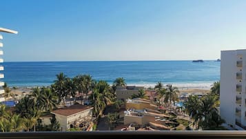 Habitación estándar, balcón, vista al océano | Vista desde la propiedad