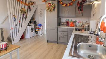 Dishwasher, cookware/dishes/utensils