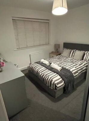 3 bedrooms, iron/ironing board, WiFi, bed sheets - Stylish 3BR City Home w/ Pool Table • Walk to Etihad & Co-op Live • Free Parking (Manchester)