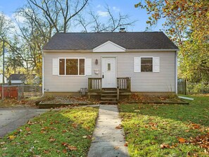 Exterior - Close to U in Champaign, 2 Bedroom House (Champaign)