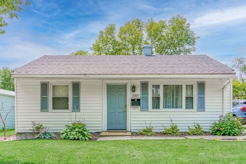 Relax in Urbana in this charming 2-bedroom house. Ideal for Travel Nurses