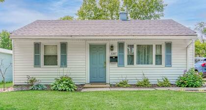 Relax in Urbana in this charming 2-bedroom house. Ideal for Travel Nurses