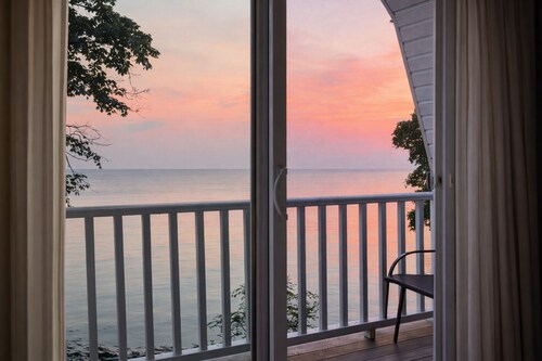 Adorable Cottage with Lakefront Views, World-class Fishing, & Effortless Escape