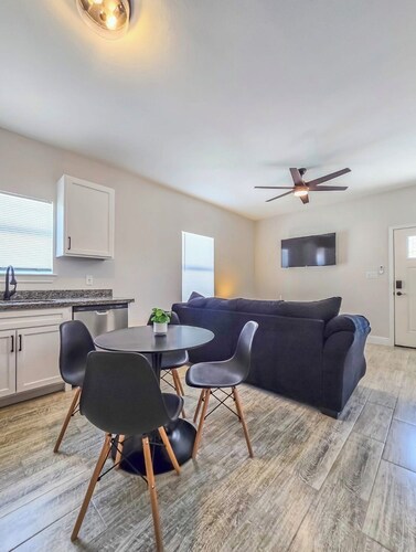 Near Kickapoo Casino1-bedroom condo with AC in charming Eagle Pass