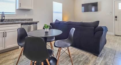 Near Kickapoo Casino1-bedroom condo with AC in charming Eagle Pass