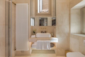 Regadera, secadora de cabello, bidet, toallas 