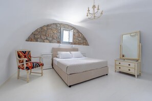 Room - Black Gem Villa: Private Heated Jacuzzi & Caldera View (Santorini)