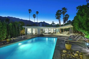 A modern house with a swimming pool, patio, and mountain views. - 3BR oasis: private pool & mountain views (Palm Springs)