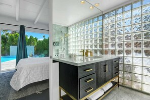 3 bedrooms, iron/ironing board, WiFi, bed sheets - 3BR oasis: private pool & mountain views (Palm Springs)
