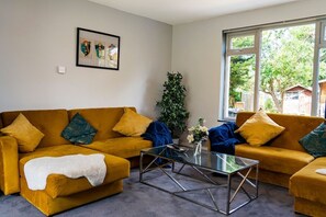 Living area - Play & Stay: Games Room Home with Parking (Lockleaze)