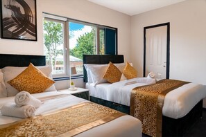 Room - Play & Stay: Games Room Home with Parking (Lockleaze)