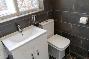Bathroom - Play & Stay: Games Room Home with Parking (Lockleaze)