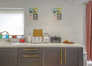 Private kitchen - Chic Nottingham Home with Terrace & FREE Parking (Nottingham)