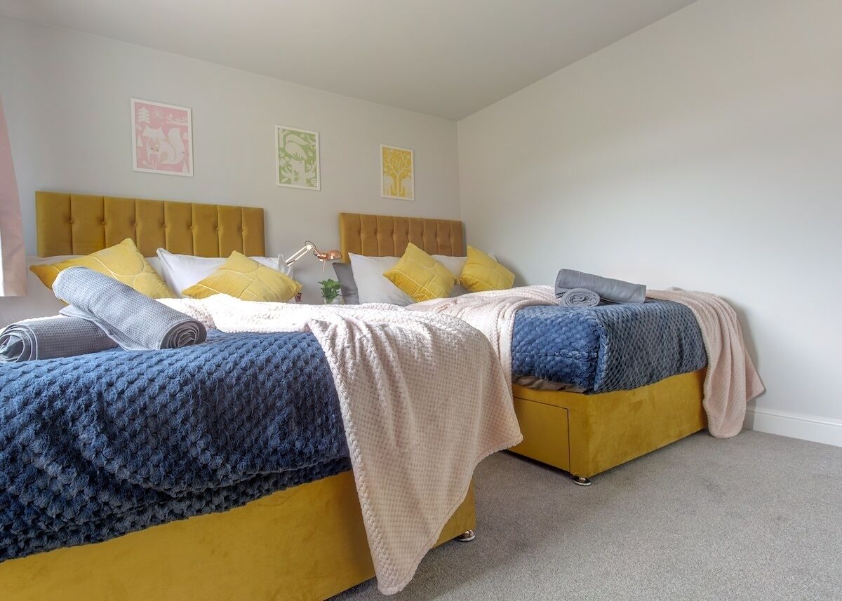 3 bedrooms, iron/ironing board, internet, bed sheets