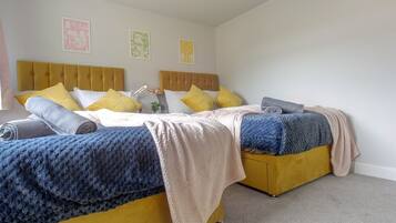 3 bedrooms, iron/ironing board, internet, bed sheets