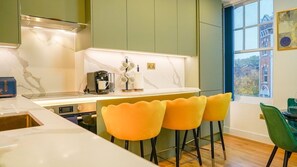 Microwave, oven, stovetop, toaster - Central London Clapham Junction Flat • Apt 5 (Clapham Junction, Greater London)