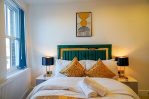 Iron/ironing board, Internet, bed sheets - Apt 7 • Central London Clapham Junction Flat (Greater London)