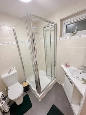 Bathroom - Cozy Garden Studio + Wi-Fi & Parking (Greater London)