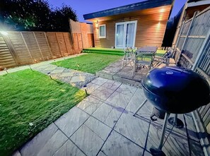 Outdoor dining - Cozy Garden Studio + Wi-Fi & Parking (Greater London)