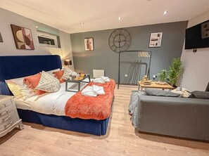 Internet, bed sheets - Cozy Garden Studio + Wi-Fi & Parking (Greater London)