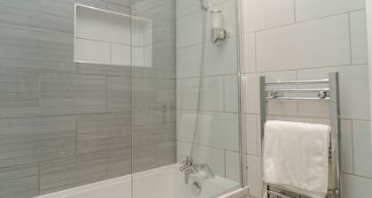 Bright & Stylish Oxford Flat w/ Terrace