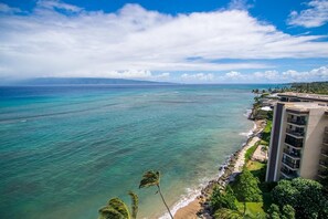 Ein Hotel an der Küste mit Blick auf das Meer und den Strand.