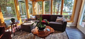 Una sala de estar acogedora con un sofá, una mesa de centro y una planta en maceta.
