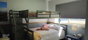 Room - Adorable 2-bedroom house with AC, peaceful surroundings and Ocean Views. (Sechelt)