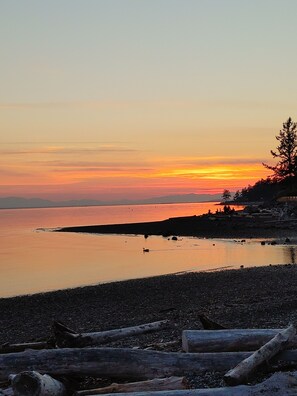 Beach - Adorable 2-bedroom/plus house, AC, Ocean Views, close to Town and the Beach. (Sechelt)