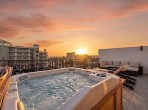 Terrace/patio - Capri-Lux Pool/Hot-Tub/Steps To the Beach (Treasure Island)