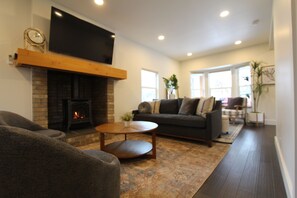 Smart TV, fireplace, video games, books - Charming 3-bedroom Lake Town Cottage in beautiful Coeur d'Alene (Coeur d'Alene)