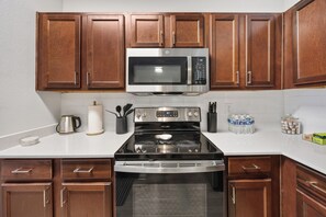 Private kitchen - Modern Styled  1 King+Sofa Bed Retreat Frisco, TX (Frisco)