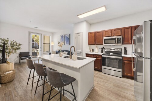 Modern Styled  1 King+Sofa Bed Retreat Frisco, TX