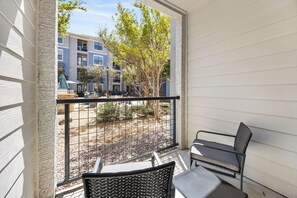 Terrace/patio - Modern Styled  1 King+Sofa Bed Retreat Frisco, TX (Frisco)